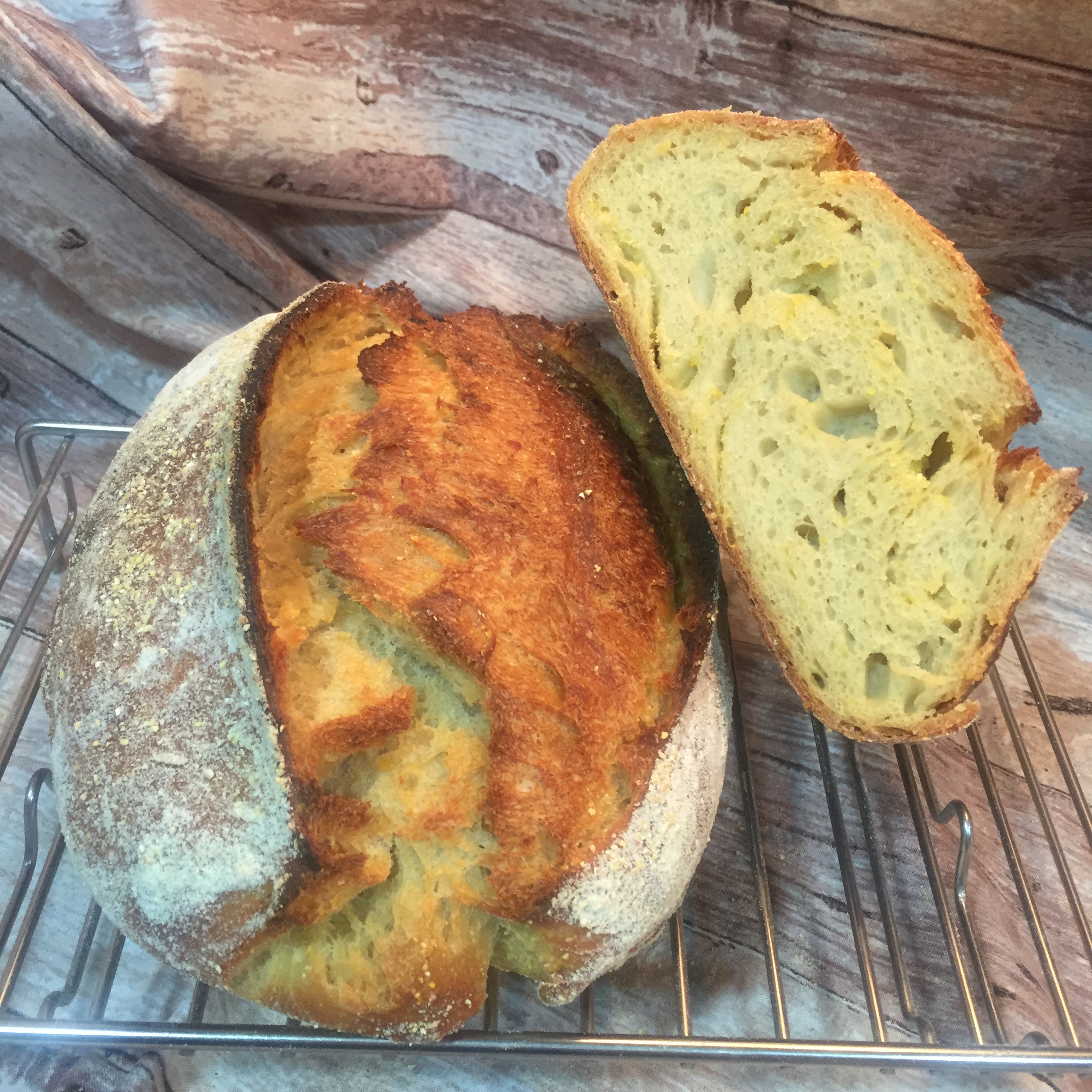 Panes de Harina Especial Dorada y Maíz Amarillo. Alta hidratación