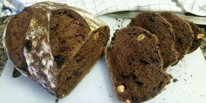 Pan con chocolate, avellanas y uvas pasas hidratado con cerveza