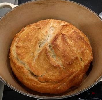 Pan con masa vieja en cocotte