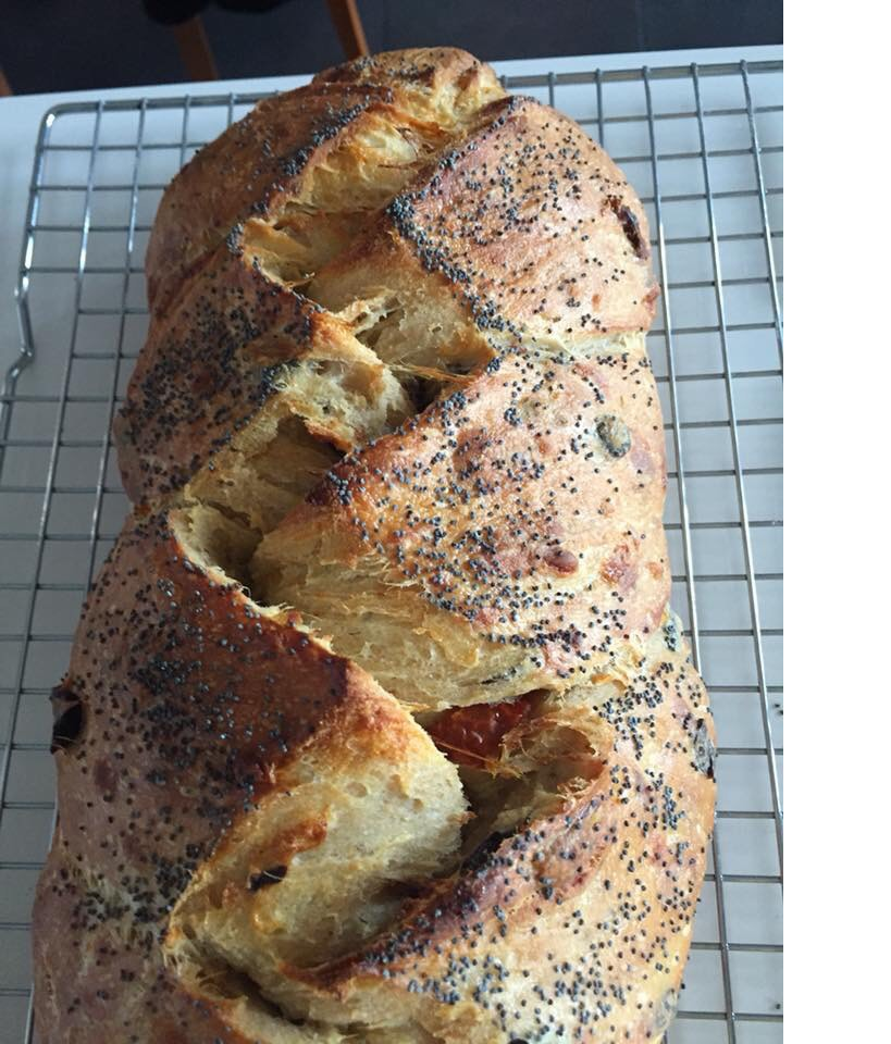 Trenza de tomates secos olivas y cheddar curado