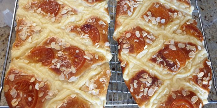 Coca con crema pastelera y mandarinas confitadas