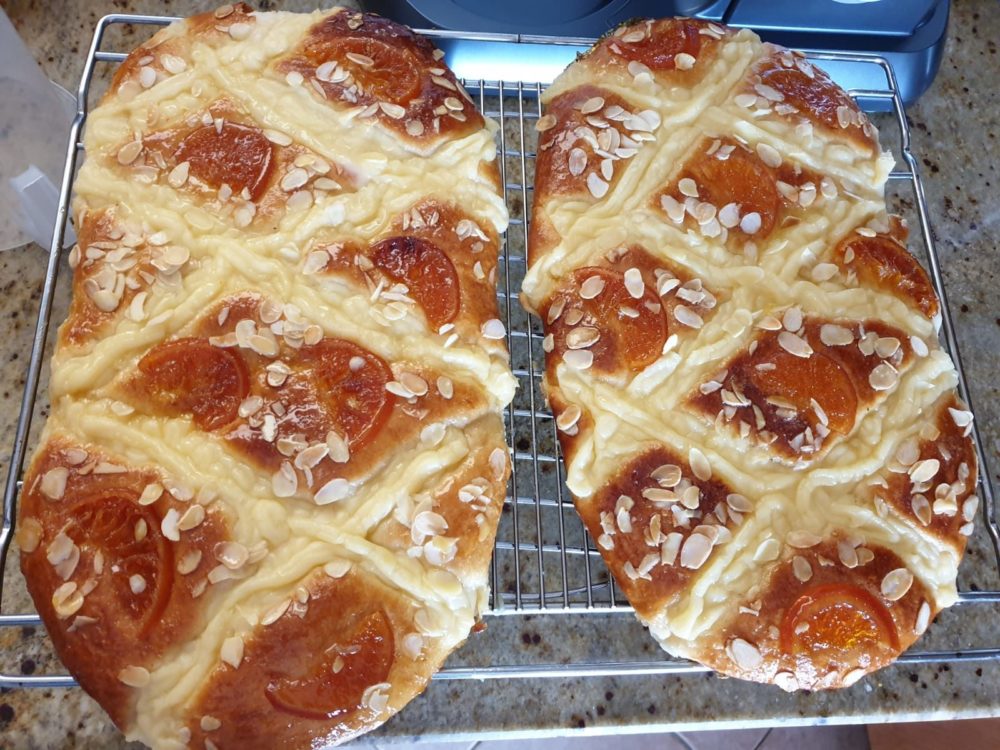 Coca con crema pastelera y mandarinas confitadas