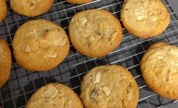 Galletas con chocolate blanco, macadamia y arándanos