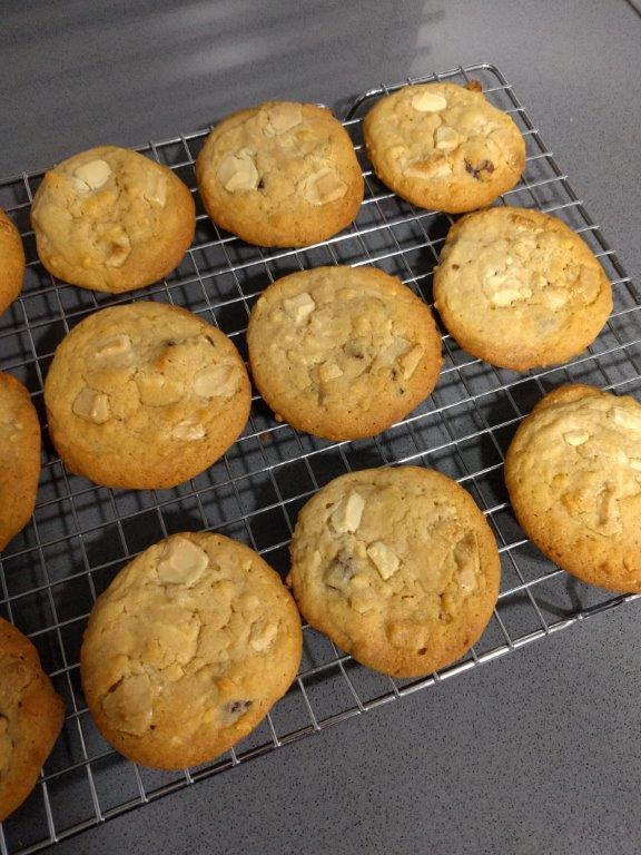 Galletas con chocolate blanco, macadamia y arándanos